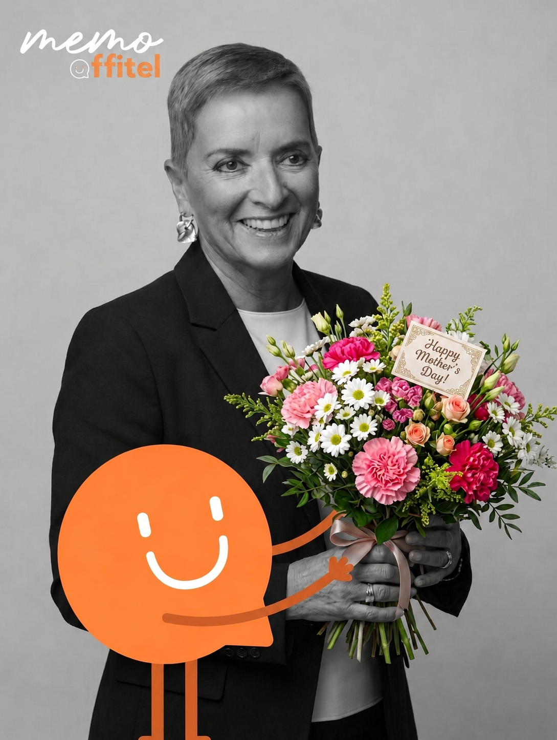Christine Vastenavondt, oprichtster van Memo, met een boeket bloemen