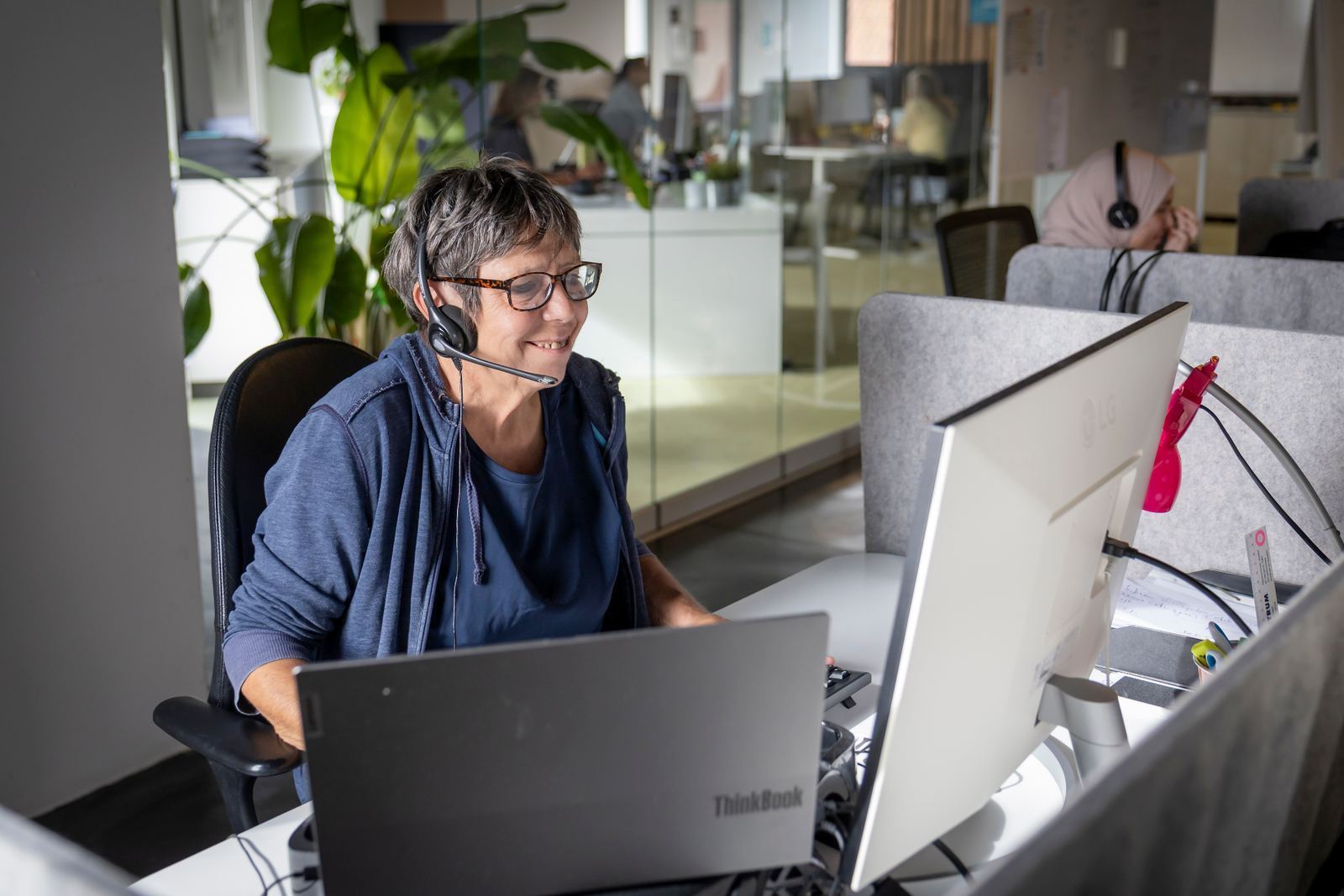 Memo•Offitel medewerker met AI-agent aan het werk